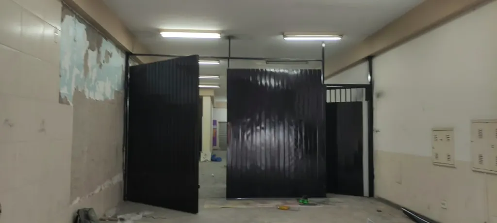 Portas de chapa pretas num corredor