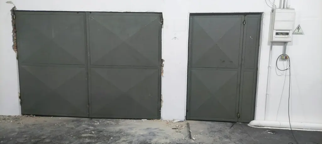 Porta de chapa de duas folhas ao lado de uma porta simples
