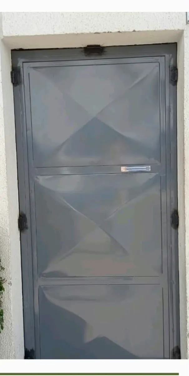 Porta de chapa cinza com desenho de losangos