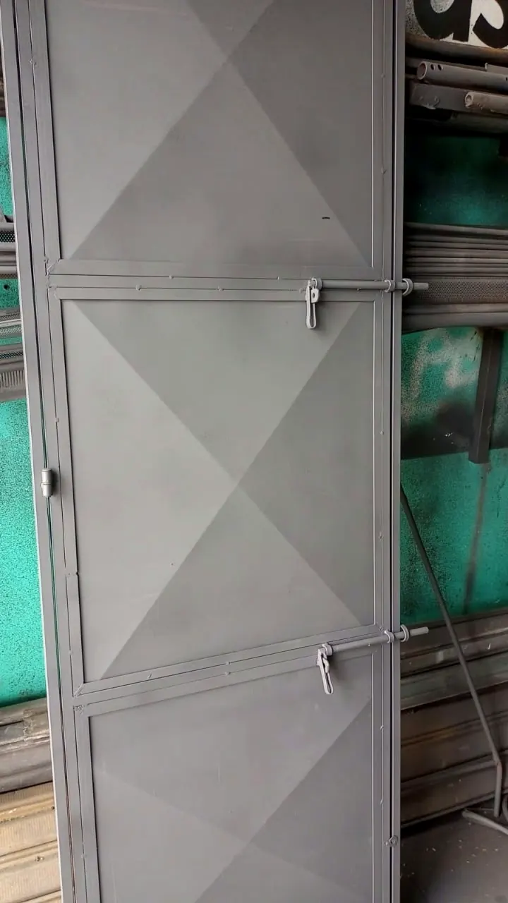 Porta de chapa com losangos pronta na oficina