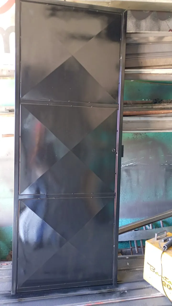 Porta de chapa preta com desenho de losangos