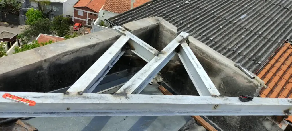 Detalhe de tesoura metálica do telhado