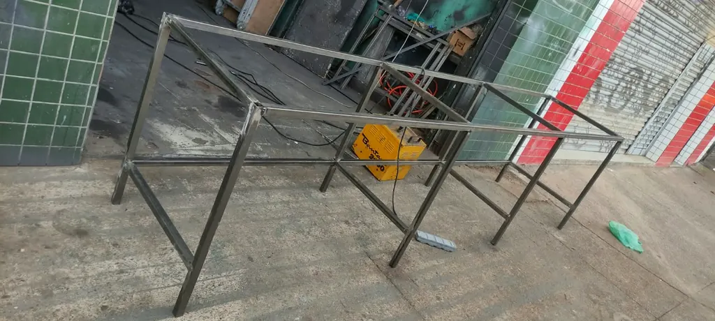 Estrutura metálica em montagem na oficina