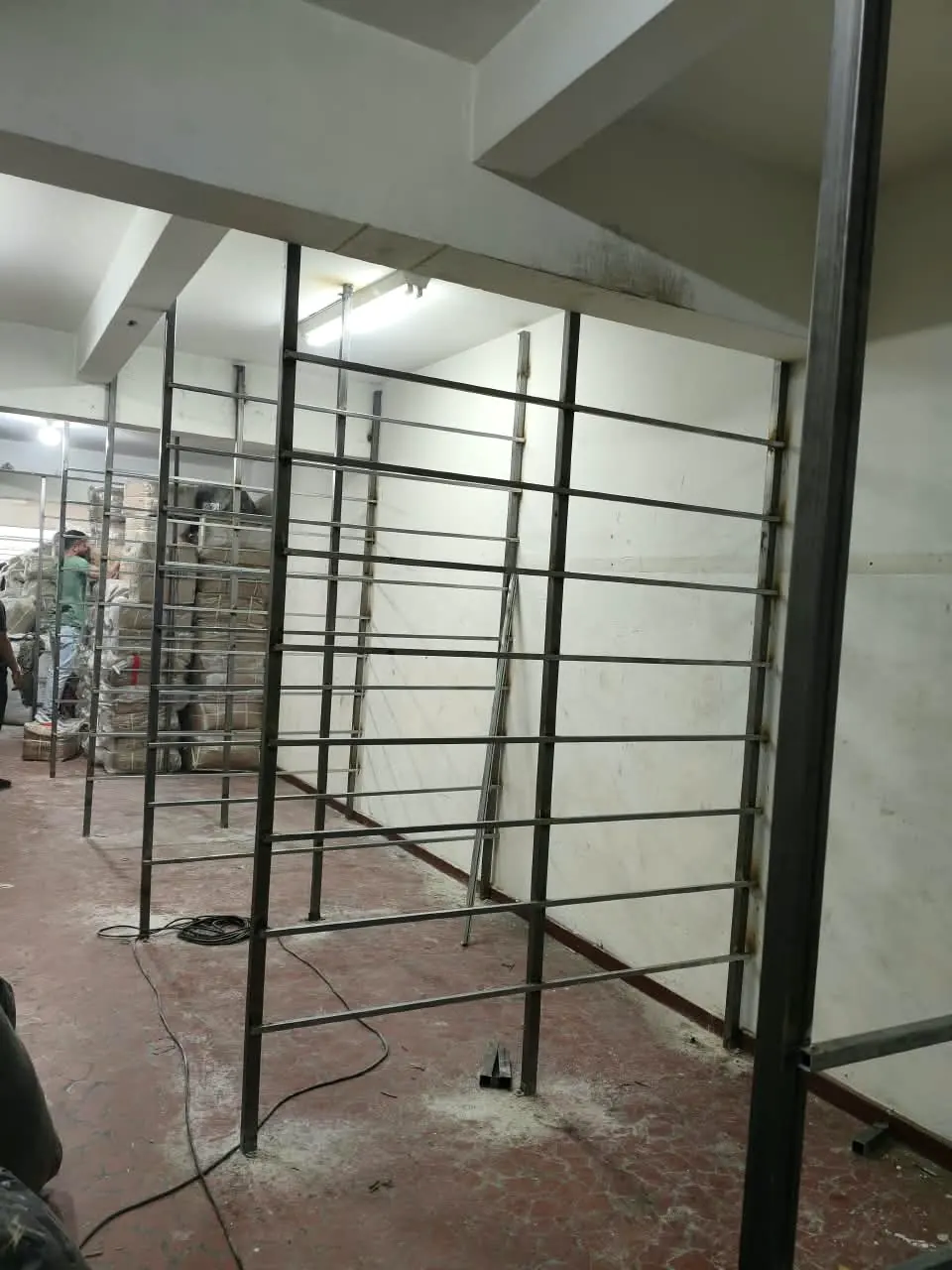 Estrutura metálica em montagem dentro de um imóvel