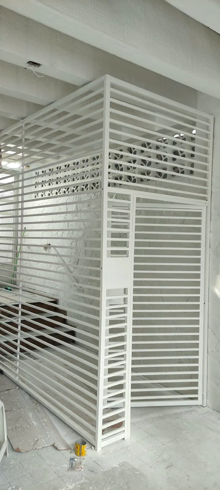 Fechamento em grade branca com porta