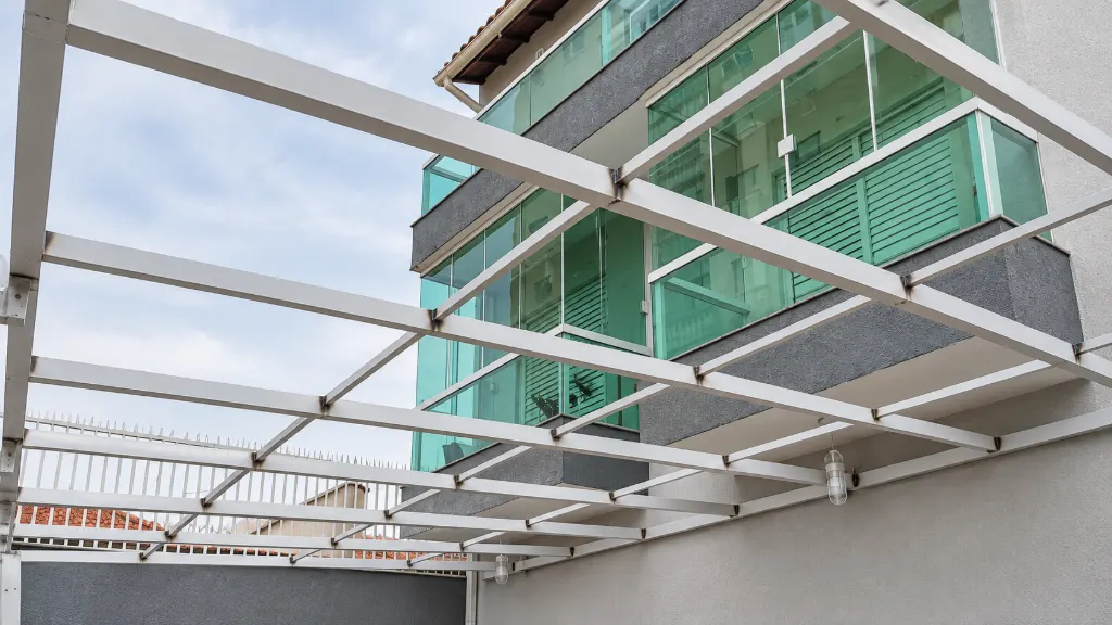 Estrutura metálica branca de cobertura num terraço