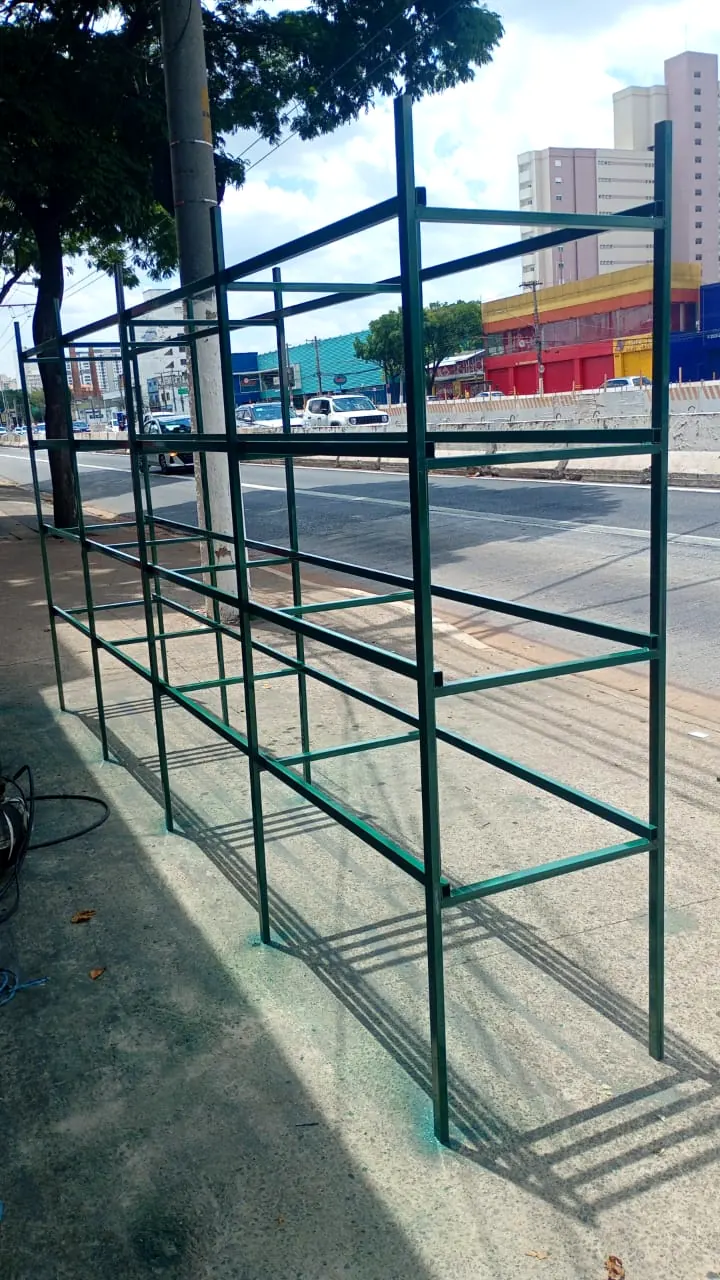 Estante metálica verde pronta para a entrega