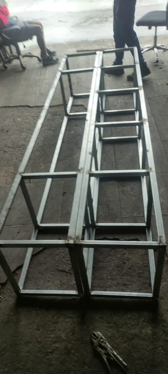 Estrutura de estante na oficina, antes da pintura