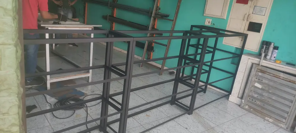 Estruturas metálicas sendo feitas na oficina