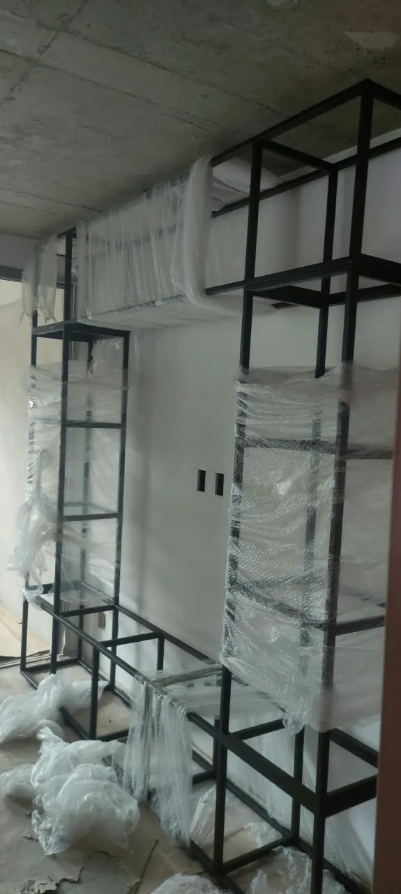 Estante metálica de parede em montagem