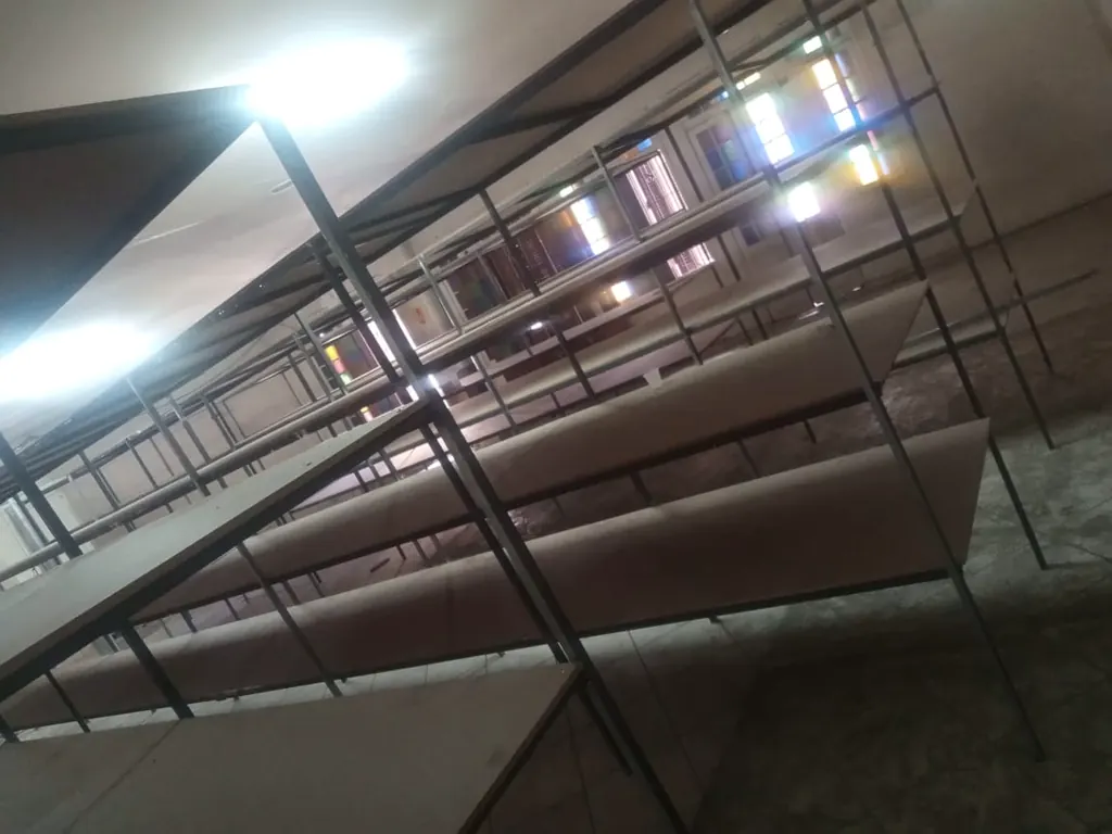 Fileira de estantes metálicas com prateleiras