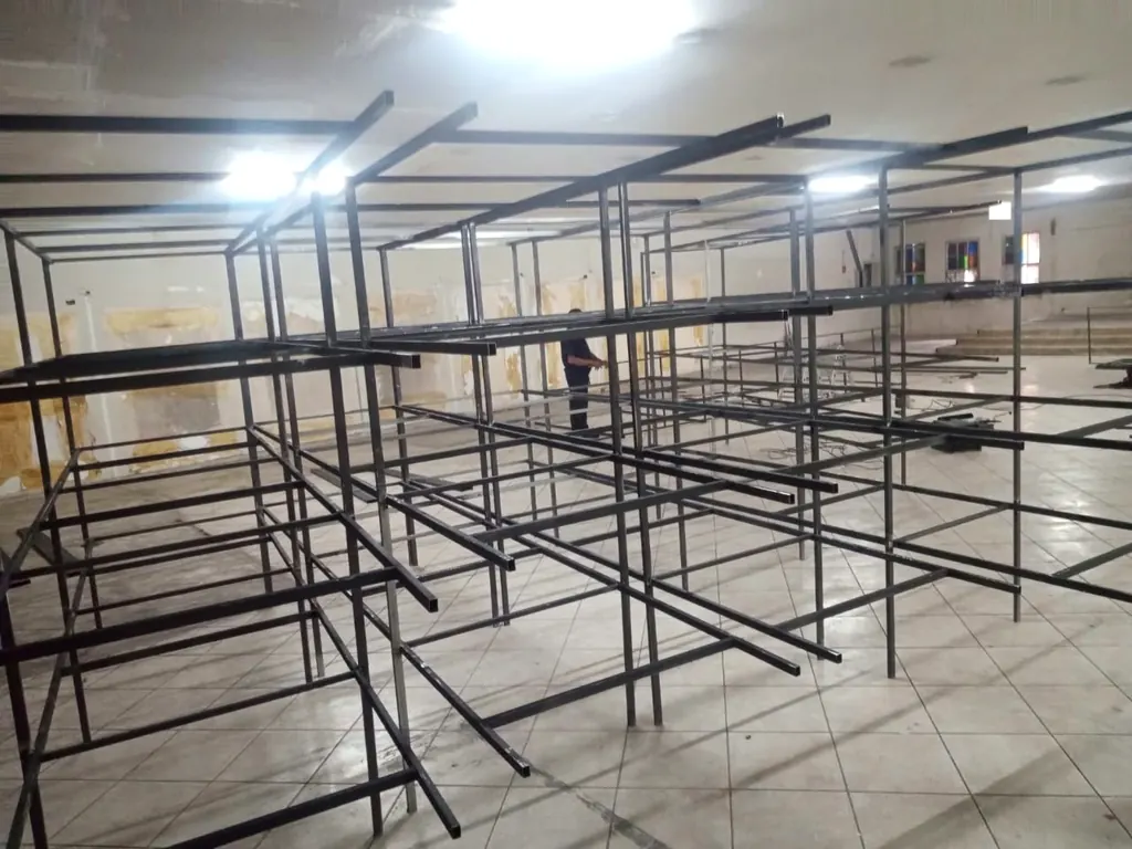 Estrutura de estantes pretas montada no salão