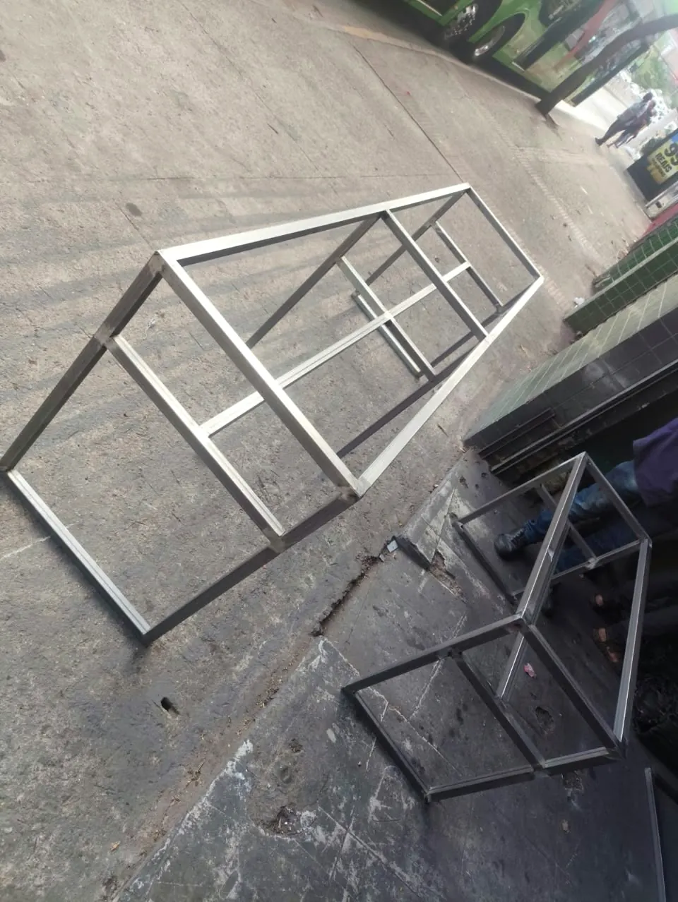 Quadros metálicos de estante sendo montados