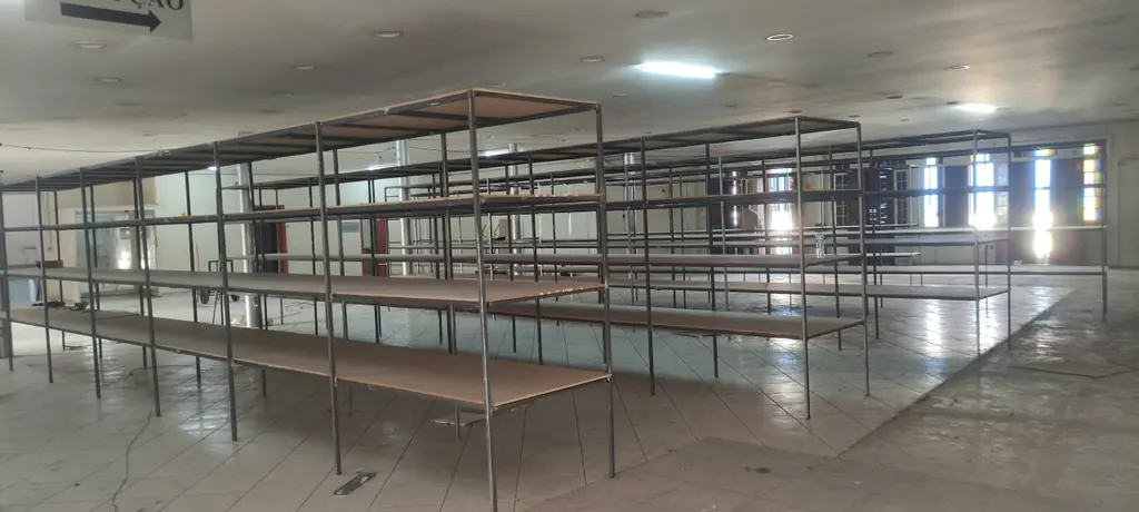 Estantes metálicas montadas no salão de uma loja