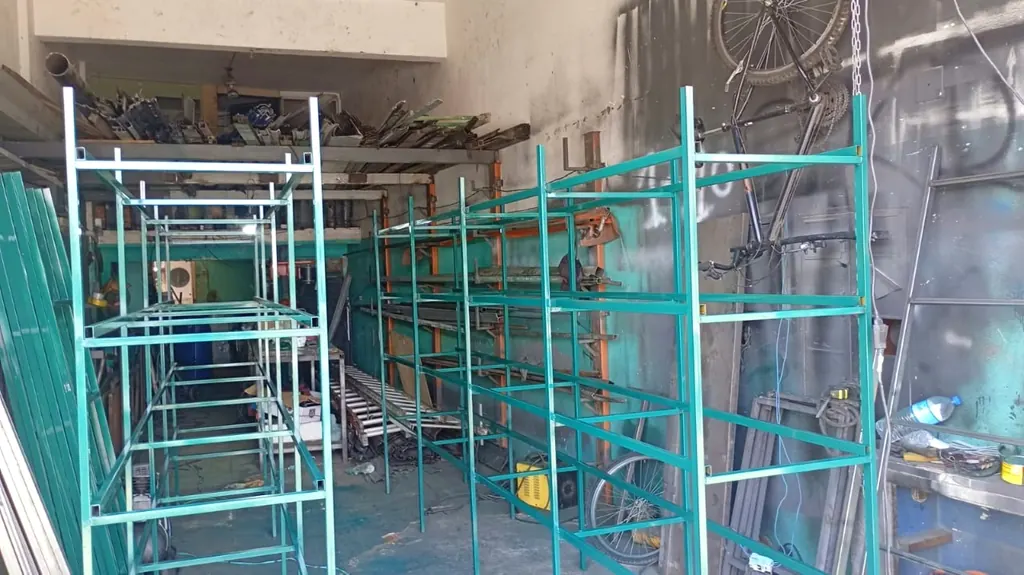 Estantes metálicas verdes na oficina